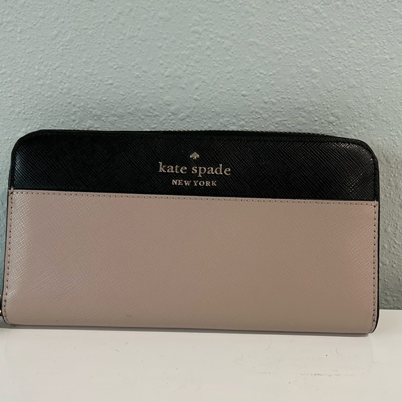 kate spade Handbags - Beautiful Kate Spade Zipper Wallet